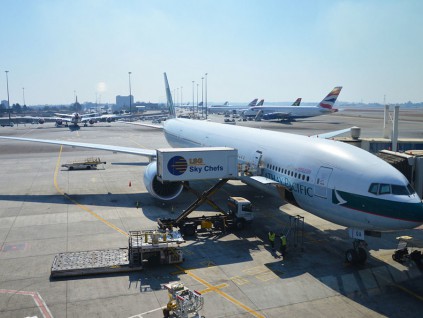 多国对南非实施入境限制 旅客涌向机场争取撤离