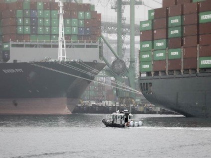 美国洛杉矶港口货运堵塞 海军基地充作卸货处