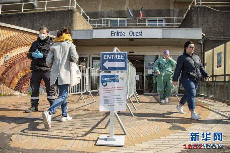 法国单日新增确诊病例近6万 多地医疗系统再度面临压力