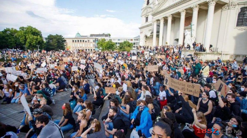 奥地利逾4万人示威