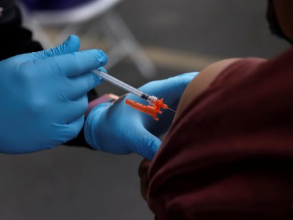 美专家建议中国考虑给年长者接种辉瑞疫苗
