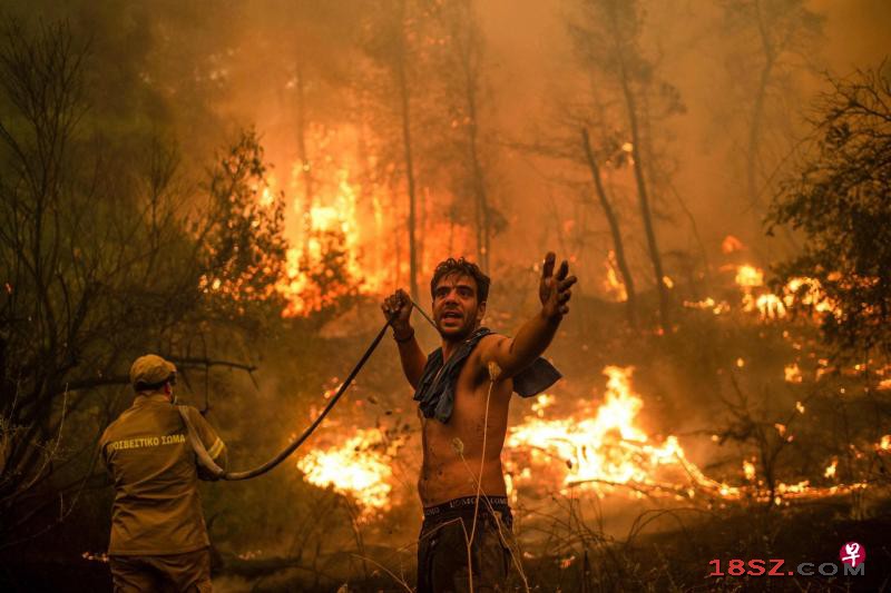 希腊出现数十年一见极端热浪，消防员对抗林火的画面。