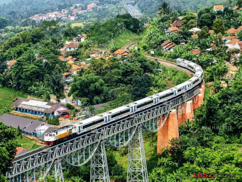 雅加达和西爪哇万隆市的142公里的铁路线