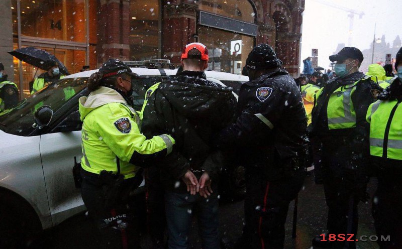 渥太华惠灵顿街道上逮捕参与示威抗议者