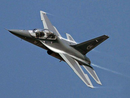 威胁不买美F35 阿联酋宣布购入中国L15猎鹰高教机