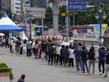 韩国单日确诊暴增近22万例 82万人居家治疗
