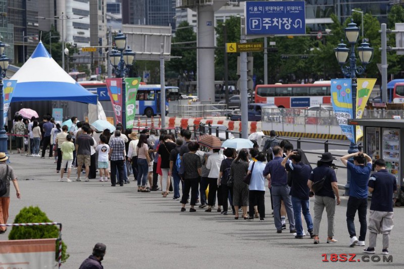 韩国单日确诊暴增近22万例 82万人居家治疗