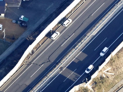 东日本7.4强震酿4死97伤 高速公路惊现超巨大裂缝