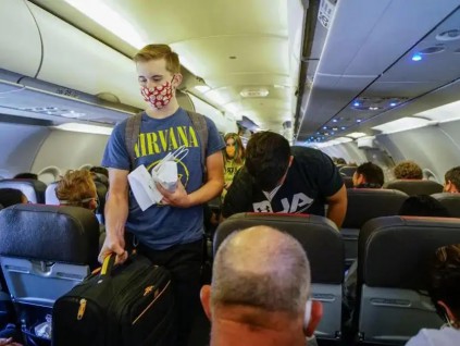 美国航空企业吁拜登解除飞机上戴口罩措施