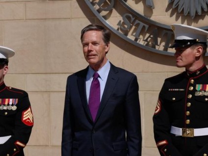 美国新任驻华大使伯恩斯完成三周隔离首亮相