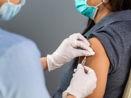 防堵第6波疫情 加拿大开打第4剂新冠疫苗 首选老人