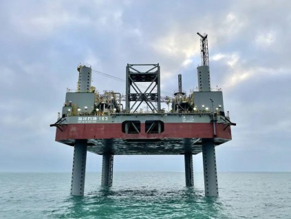 采油能力新突破 中国首座海上可移动自升式井口平台投产