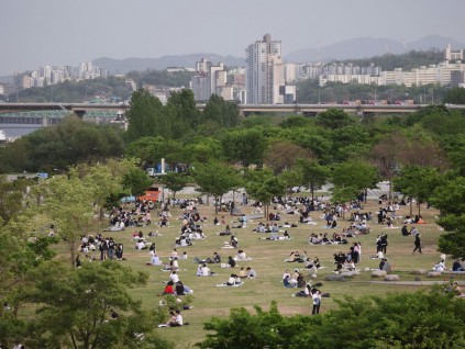 韩国政府宣布：下周一起解除国内户外口罩禁令