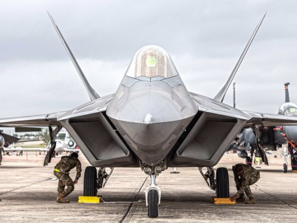 美军近期公开F-22新想像图 曝三大未来利器