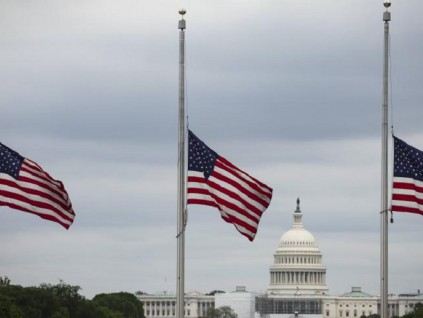 白宫周四下令降半旗为美国逾100万新冠死者致哀