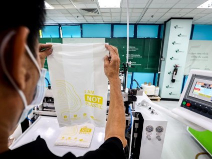 新加坡首家环保方案制造厂 以木薯废料生产能溶解塑料袋