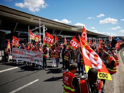 法国巴黎机场罢工导致多趟航班取消 游客出行被打乱
