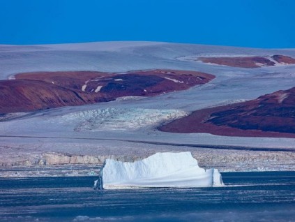 格陵兰岛冰山加速融化 专家：三天水量可填720万泳池