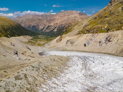 阿尔卑斯山冰川消融速度创纪录 科学家提早2个月紧急救援