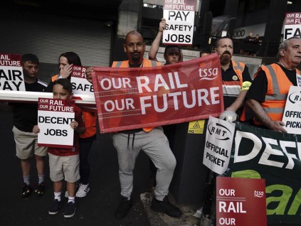 不满薪资与工作条件 英国铁路工人发起罢工