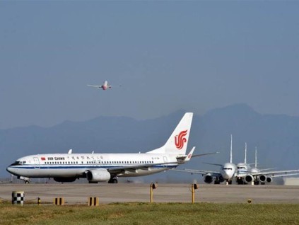 中国国际航班再松绑 确诊者占航班人数4％才停飞