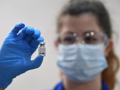 英国率先批准二价新冠疫苗 作为成年人追加剂