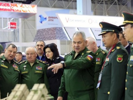俄罗斯国防部长绍伊古于20日参观中国防务展区