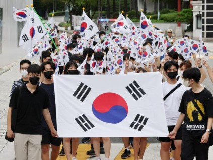 韩国政府进一步放宽防疫措施 考虑全面解除户外戴口罩令