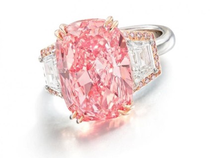 罕见粉钻在香港拍出4.5亿港币 创珠宝拍卖历来第二高价
