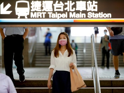 台湾新冠确诊比例世界前列 官方强调不能解除口罩禁令