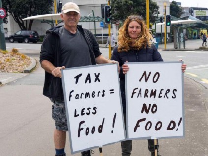 新西兰农民上街抗议政府征收农场动物打嗝税