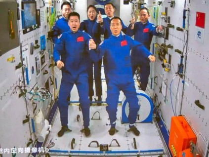 神舟十五号6.5小时成功对接空间站组合体中国太空人首次太空会师