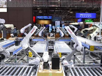 电动车光伏产业需求暴增 中国工业机器人密度首超越美国