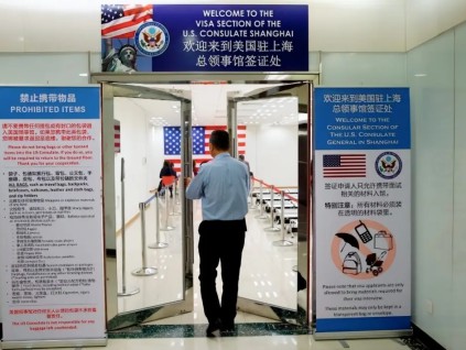疫情形势严峻 美国驻华使馆暂停所有签证服务