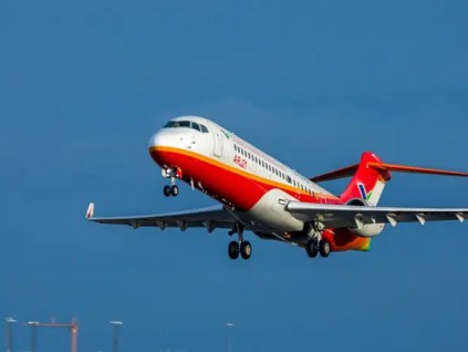 中国喷气式客机首次进入海外市场 ARJ21交付印尼客户