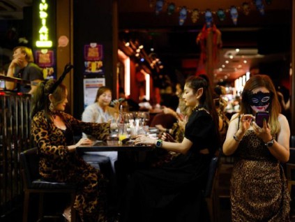香港政府宣布周四起撤销餐饮酒吧等场所人数上限
