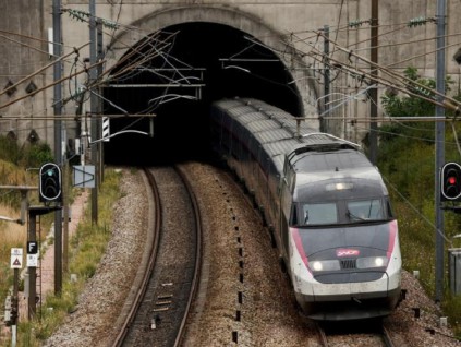 法国铁路罢工打乱旅客圣诞计划 英国救护人员罢工