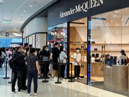 尽管可出国旅游购物 许多中国消费者选择在国内购买外国奢侈品