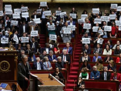 法国政府未经投票通过退休改革法案 愤怒民众上街抗议