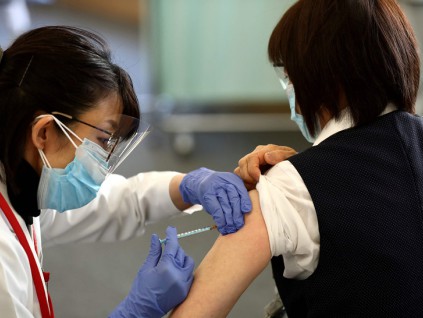 日本接种新冠疫苗长期不良反应 40多岁女性最多
