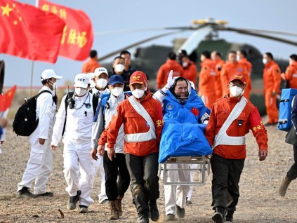 神州十五号三位太空人顺利出舱 创多项中国航天纪录