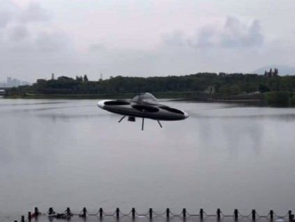 深圳产全球首架载人飞碟试飞 具备水陆两栖功能