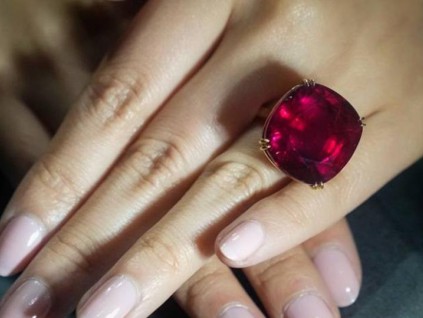世界最大「鸽血红」红宝石 天价3480万美元售出破纪录