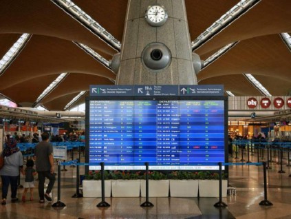 入境马来西亚被问话15小时 中国旅客称官员索要不明款项