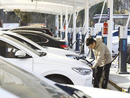 中国新能源汽车产量跃2000万辆 产销规模全球第一