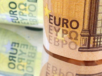 欧元近来成为全球最强货币 欧元区七月综合PMI持续萎缩