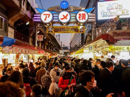 日本外籍人口暴增至300万 本国人数急速萎缩创纪录