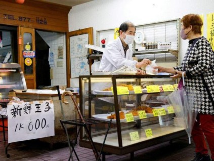 通胀迫使日本家庭省吃俭用 贫困者雪上加霜 鸡蛋涨35.6%