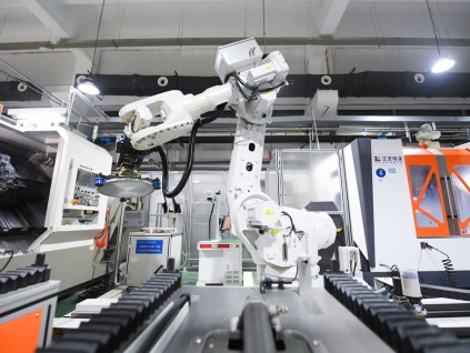中国工业机器人年装机总量稳居全球第一 密度超越美国