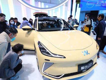 中国新能源车弯道超车成功 全球市占率已达49.4%